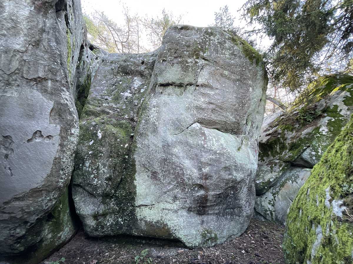 Photo du rocher avec les tracés