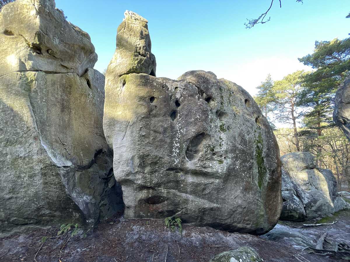 Photo du rocher avec les tracés