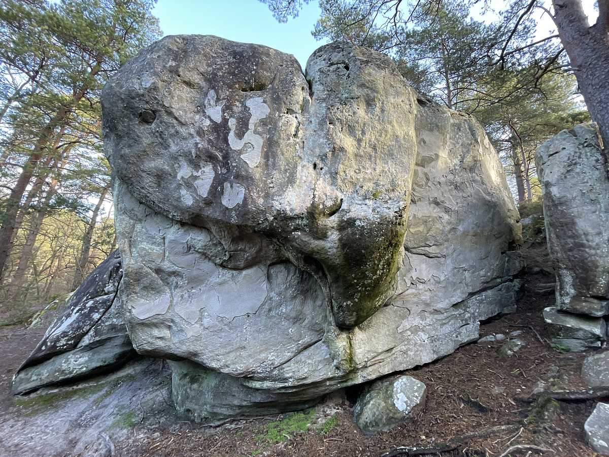 Photo du rocher avec les tracés