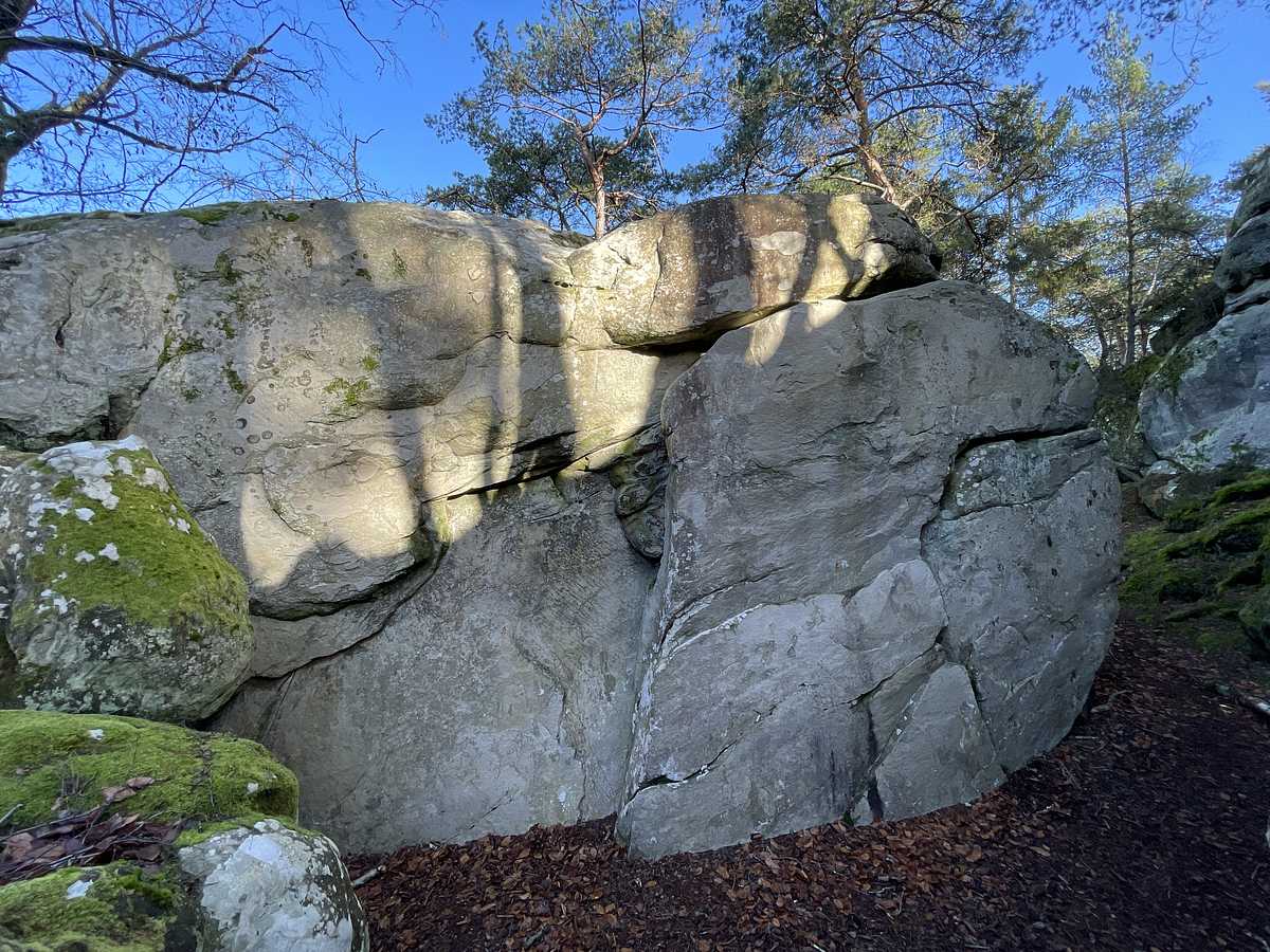 Photo du rocher avec les tracés