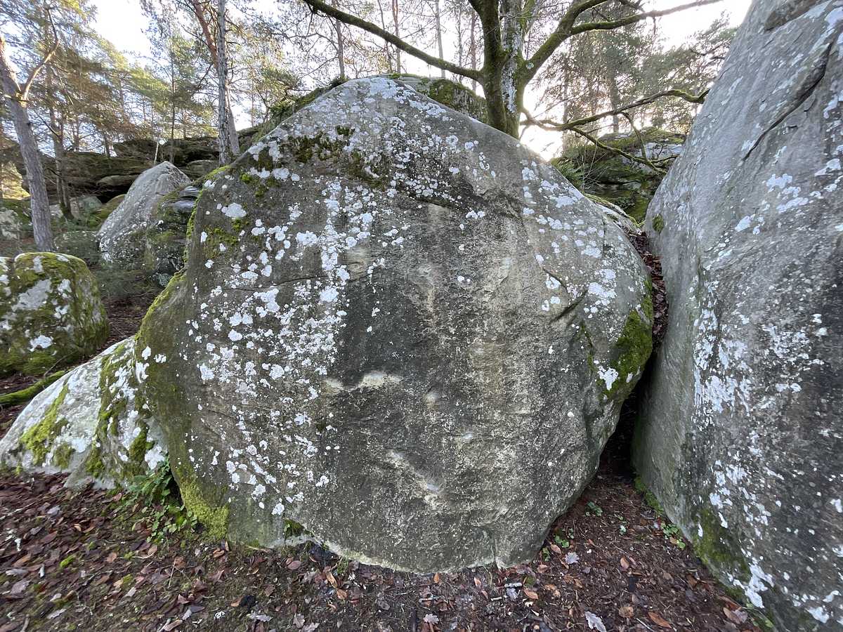 Photo du rocher avec les tracés