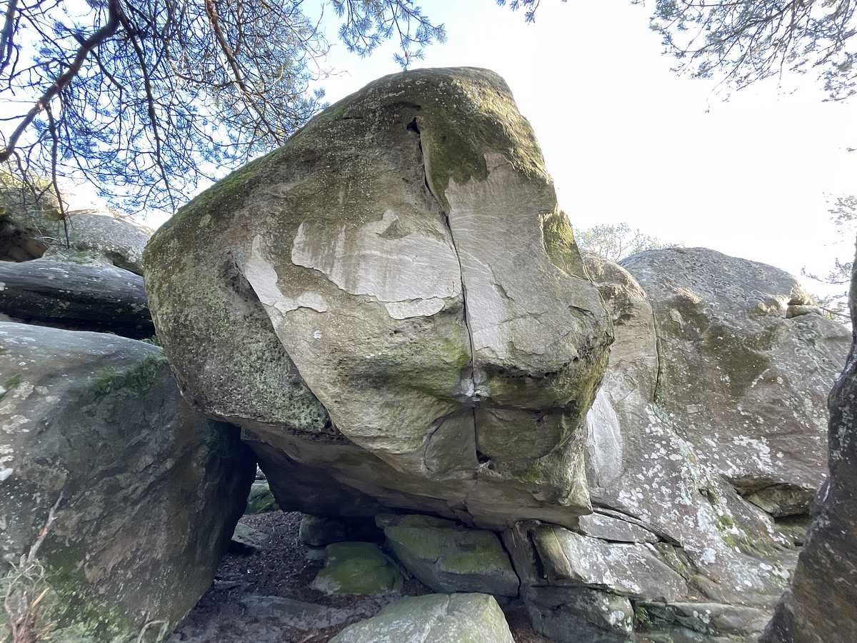 Photo du rocher avec les tracés