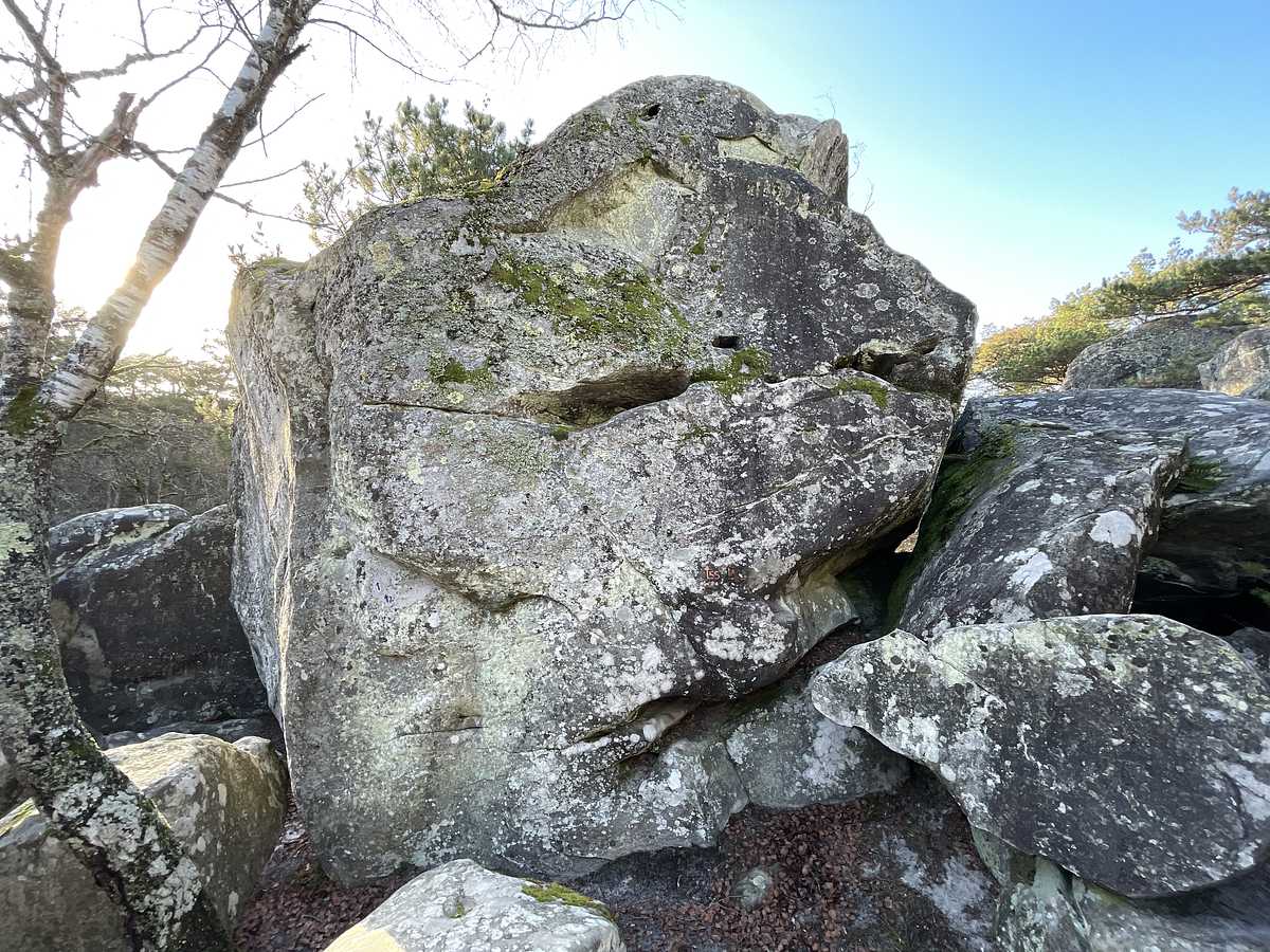 Photo du rocher avec les tracés