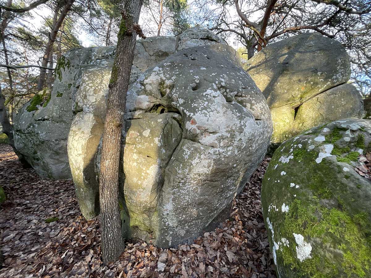 Photo du rocher avec les tracés