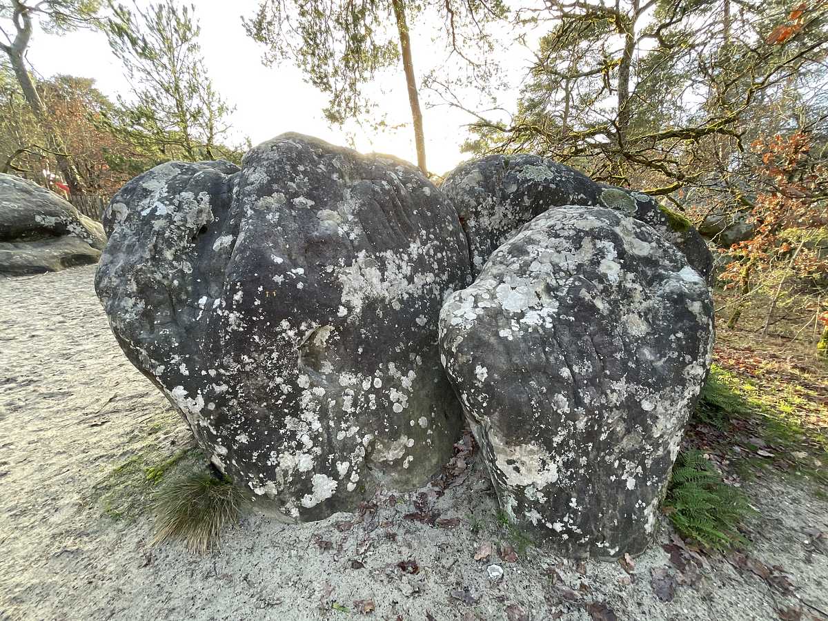 Photo du rocher avec les tracés