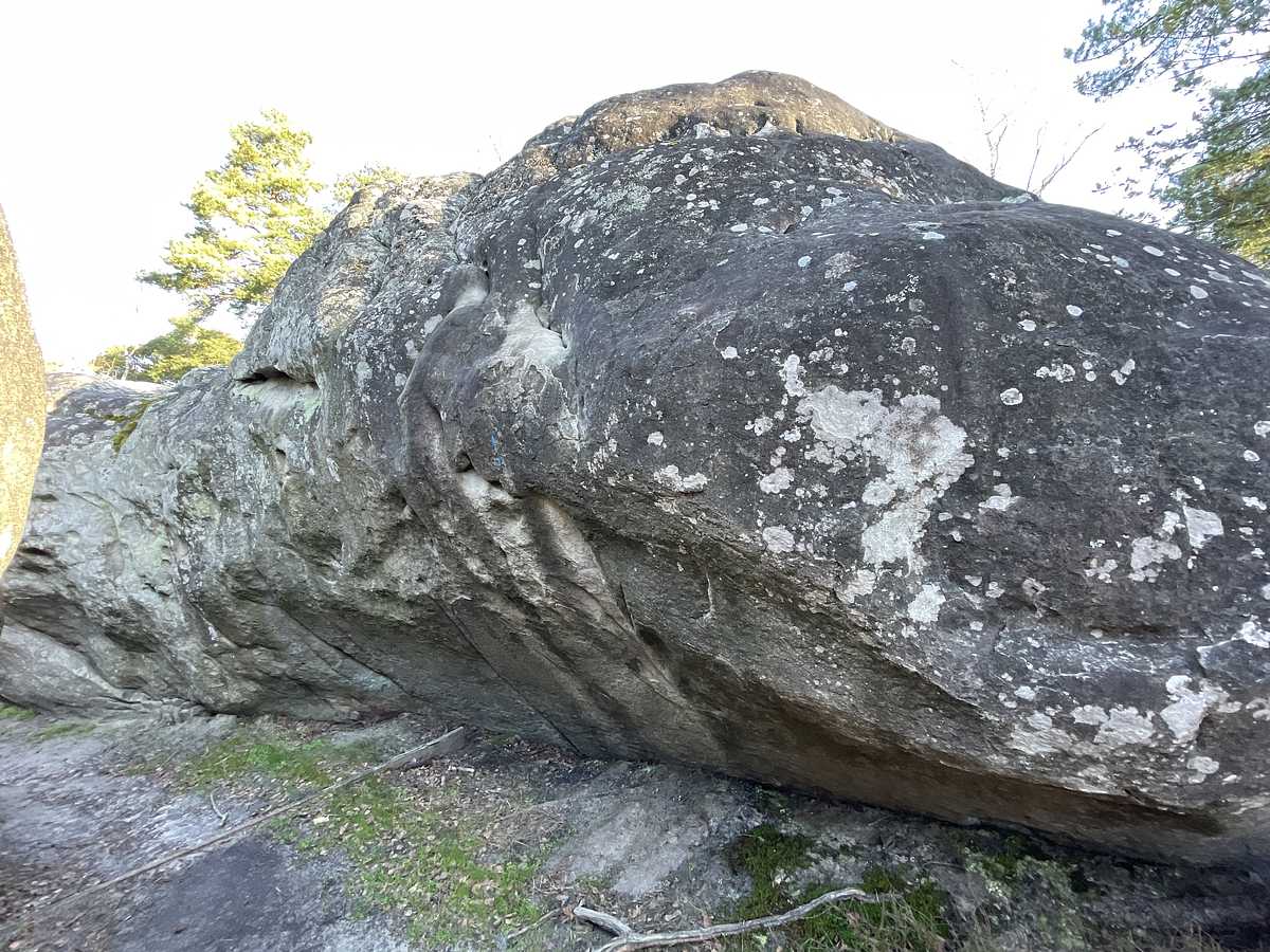 Photo du rocher avec les tracés