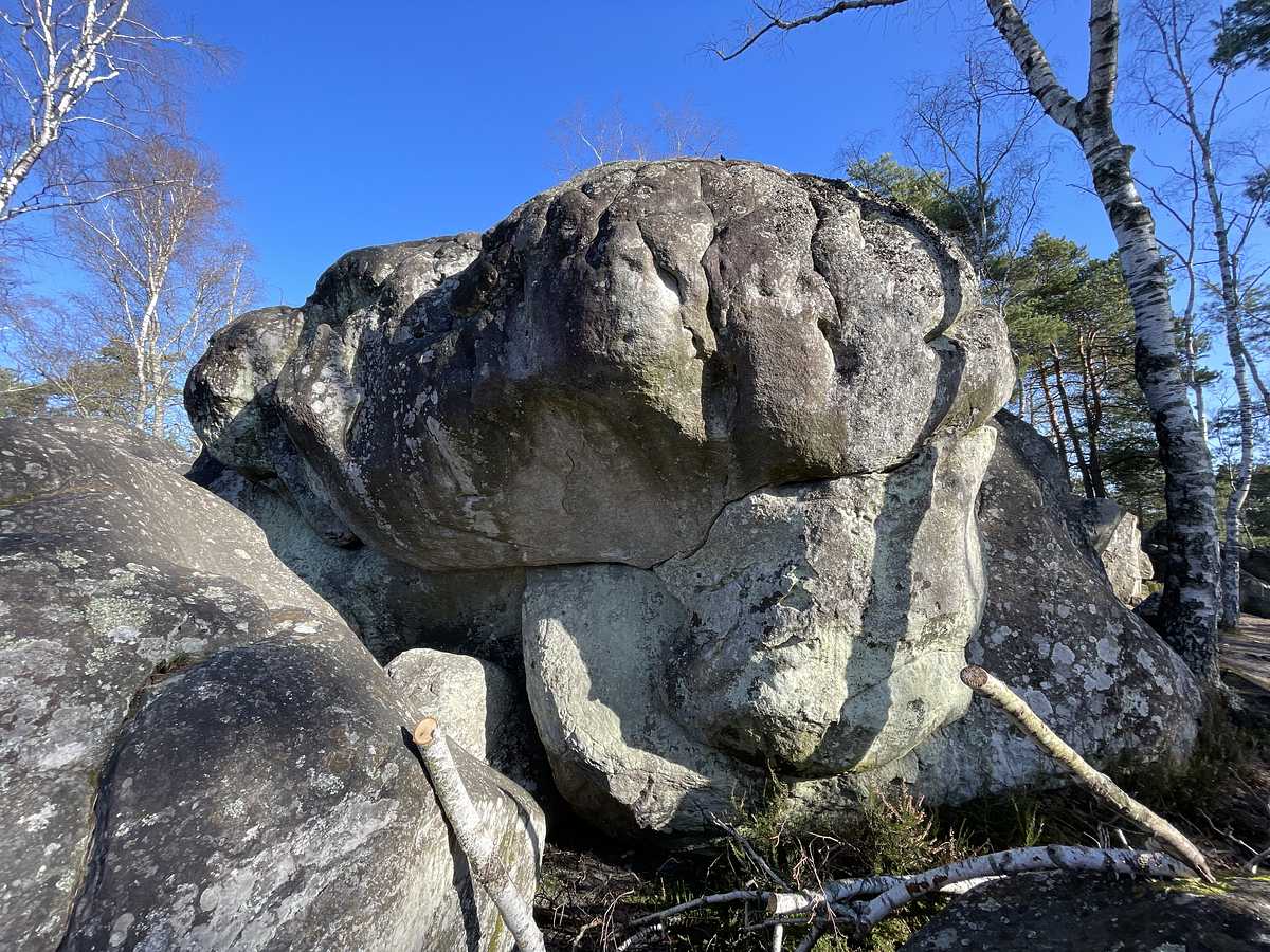 Photo du rocher avec les tracés