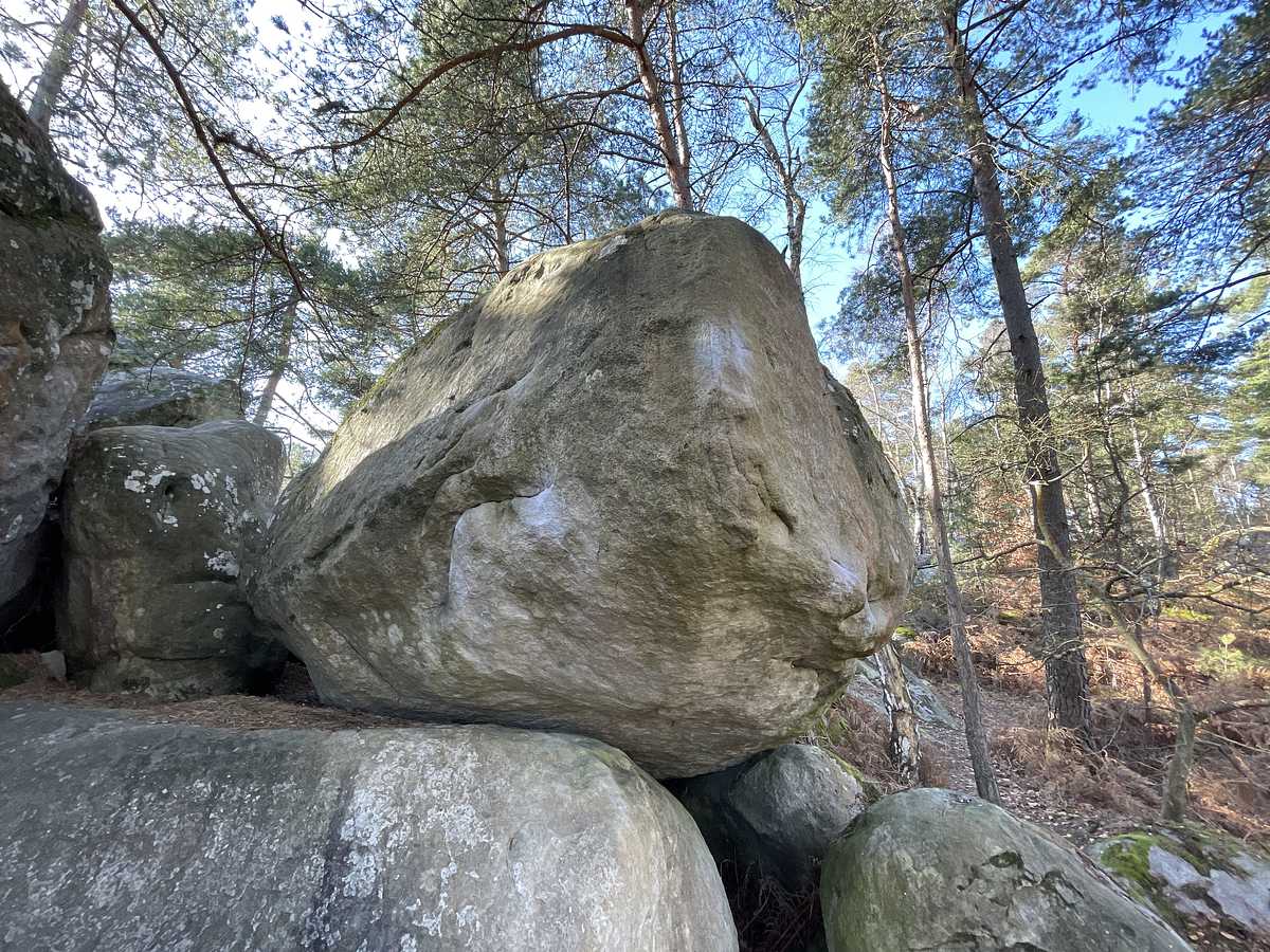 Photo du rocher avec les tracés