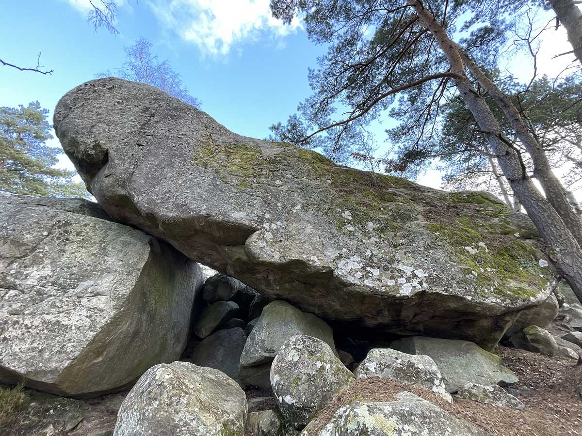 Photo du rocher avec les tracés