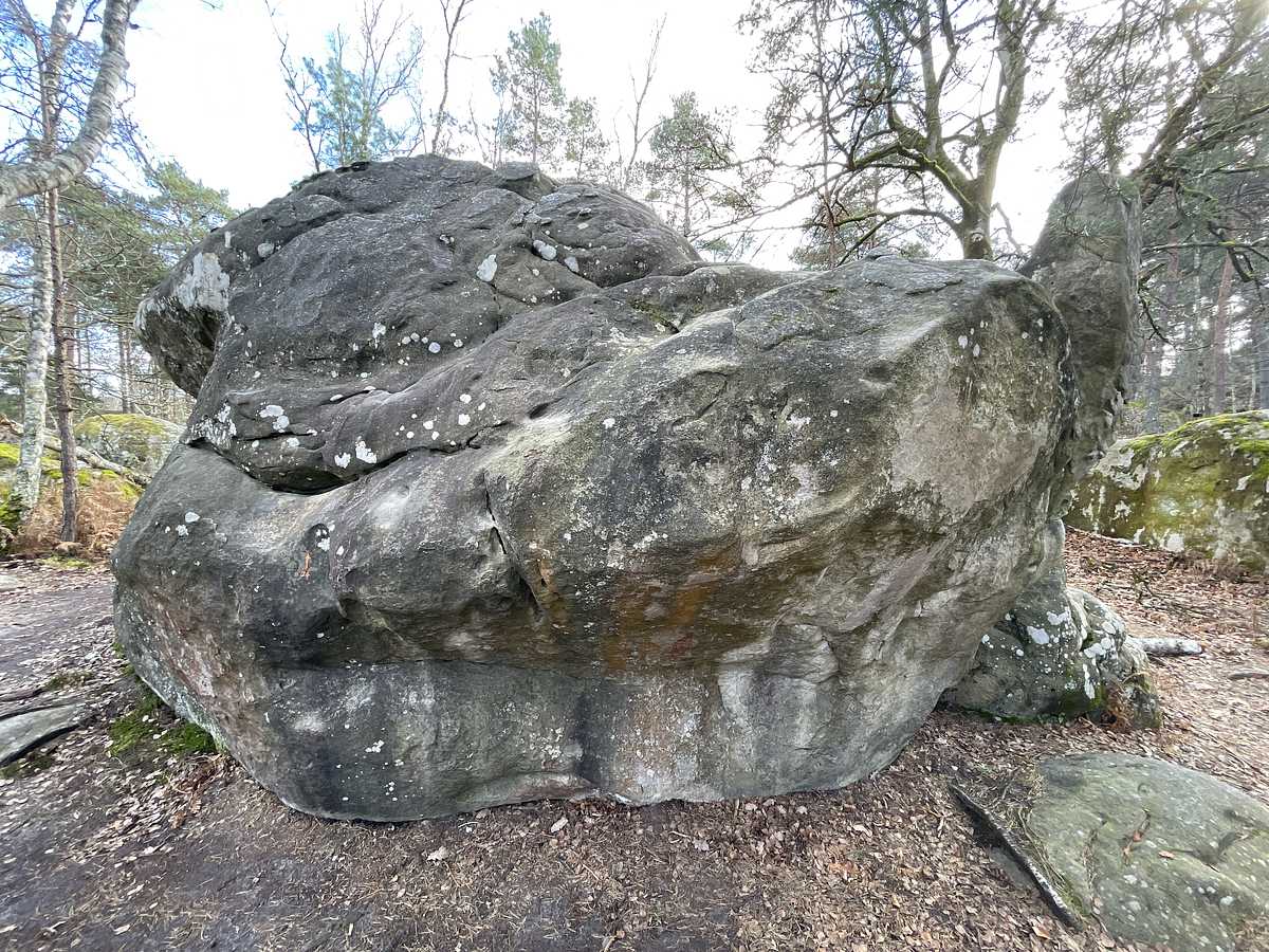 Photo du rocher avec les tracés