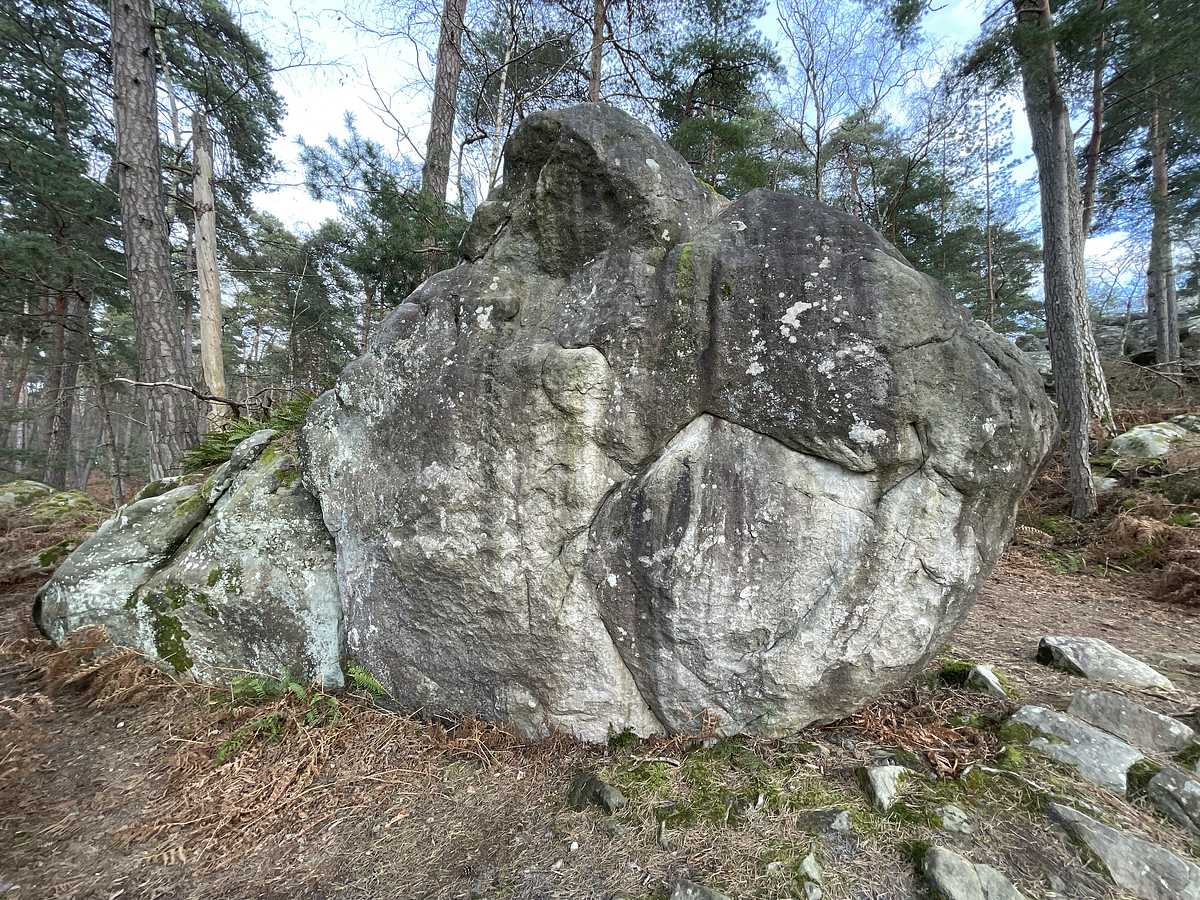 Photo du rocher avec les tracés