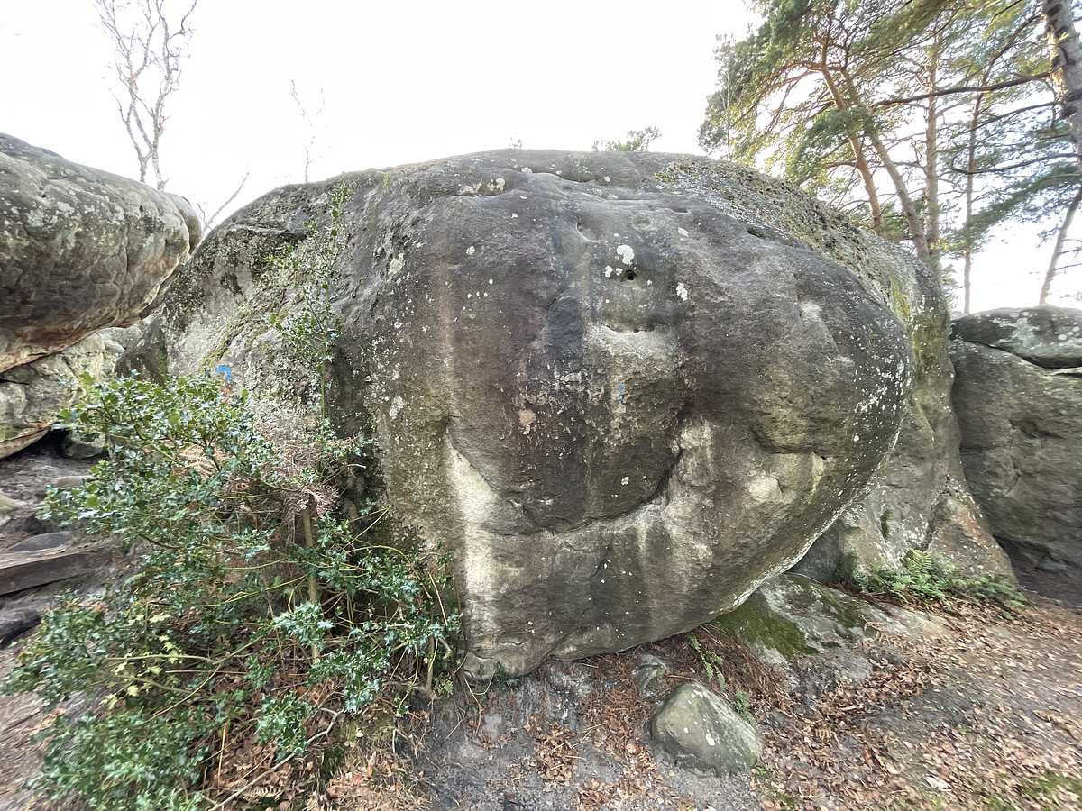 Photo du rocher avec les tracés