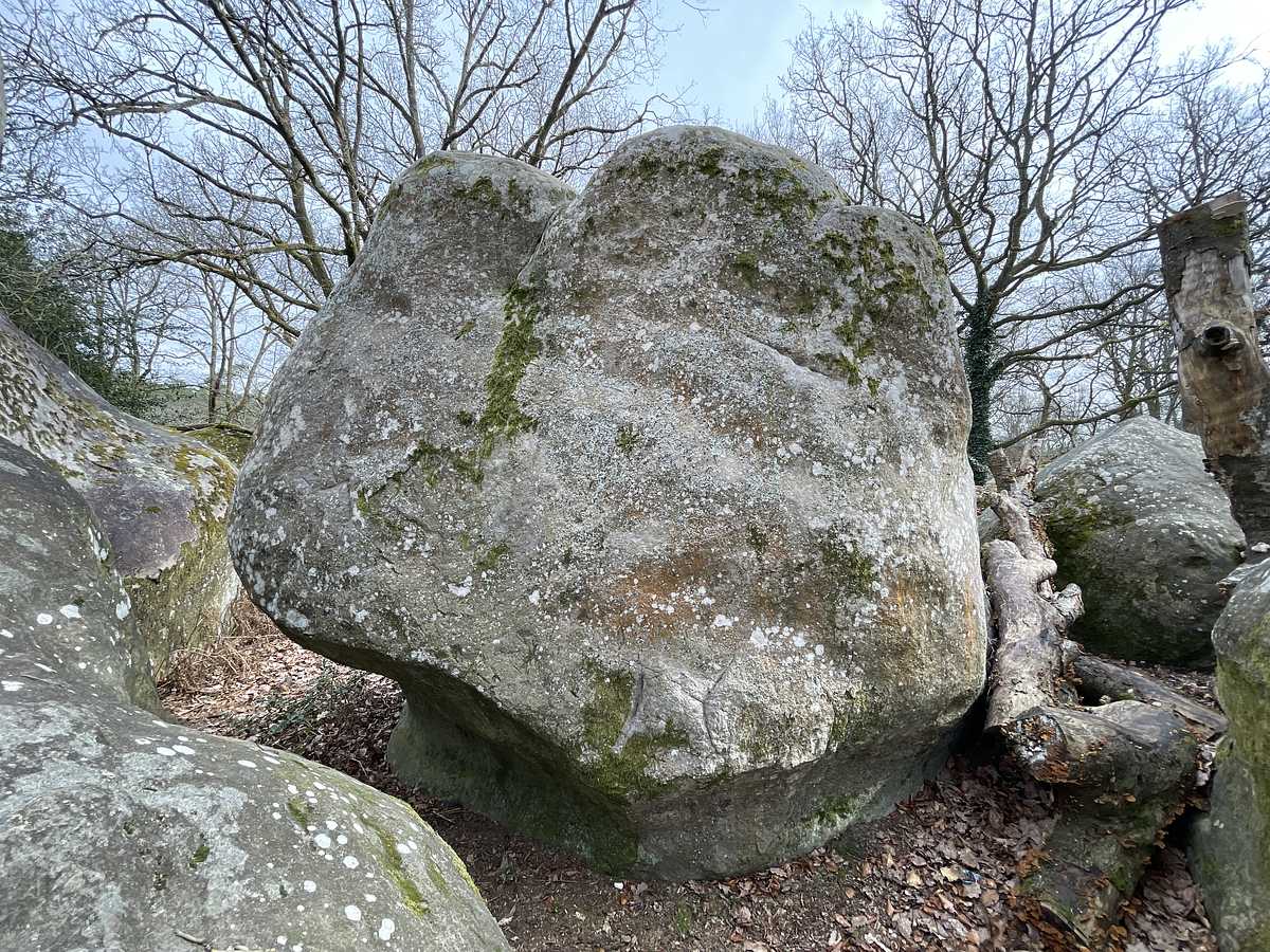 Photo du rocher avec les tracés