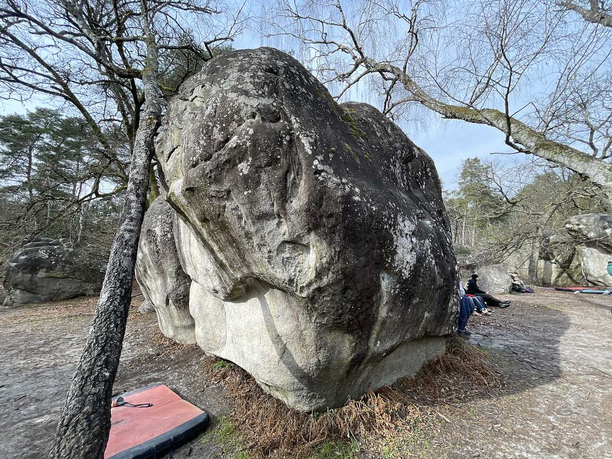 Photo du rocher avec les tracés
