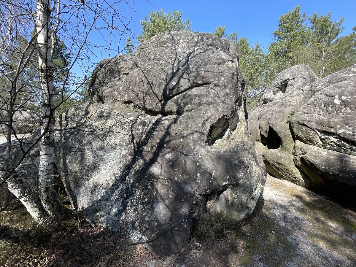 Photo du rocher avec les tracés