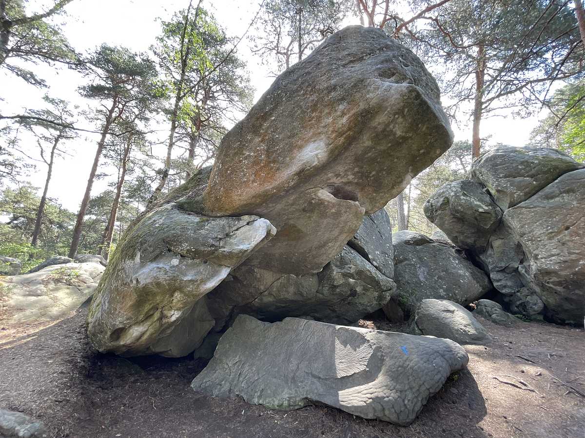 Photo du rocher avec les tracés