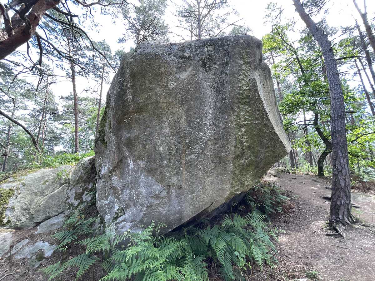 Photo du rocher avec les tracés