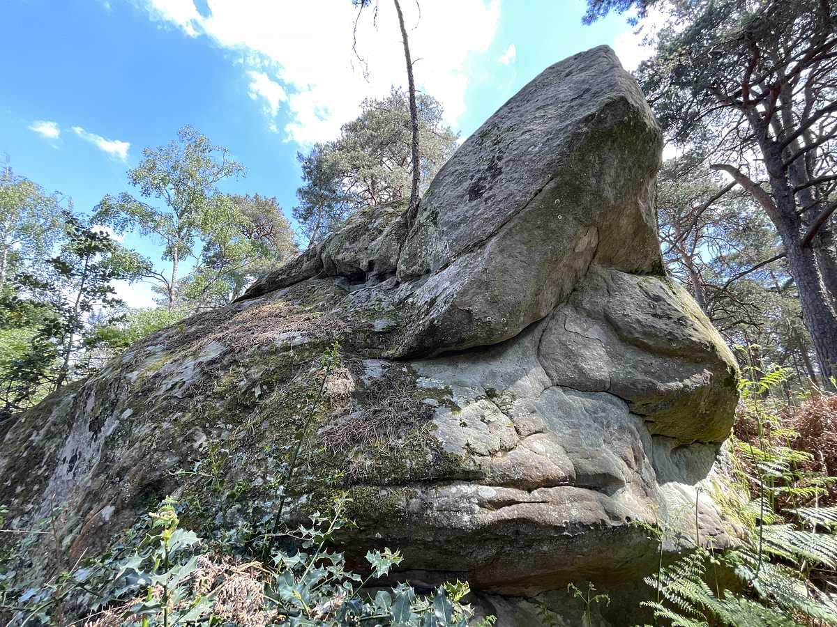 Photo du rocher avec les tracés
