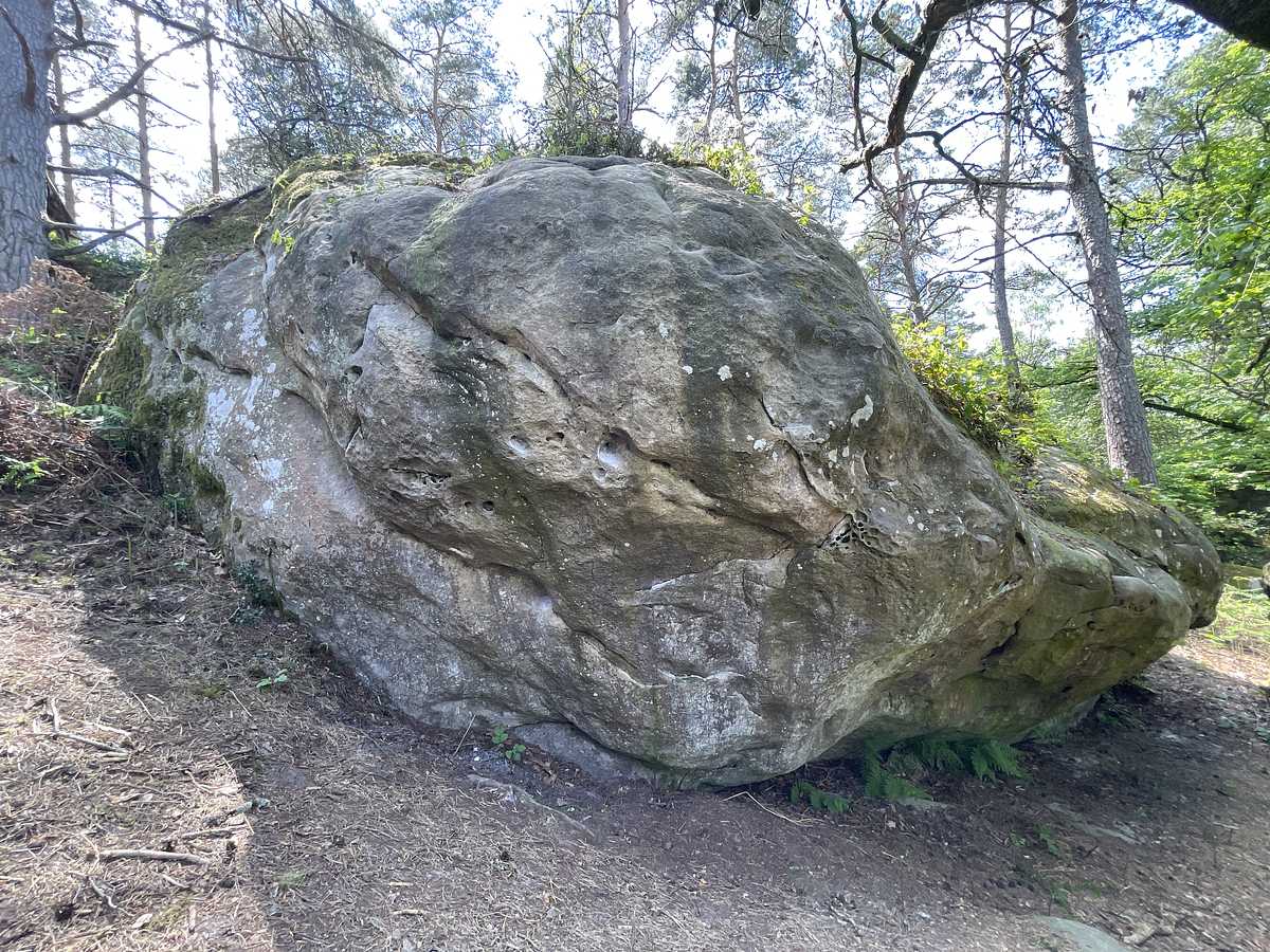 Photo du rocher avec les tracés
