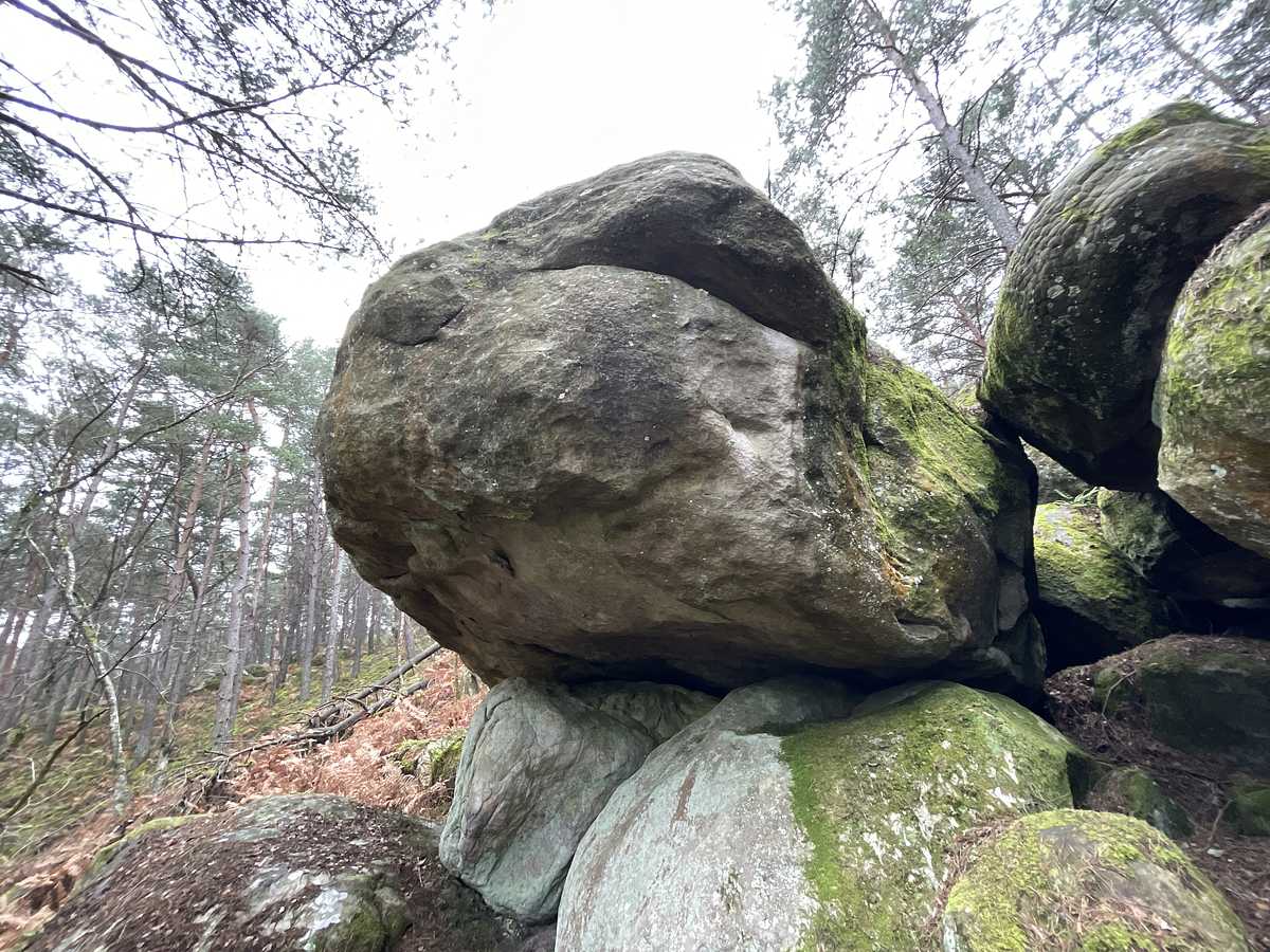 Photo du rocher avec les tracés