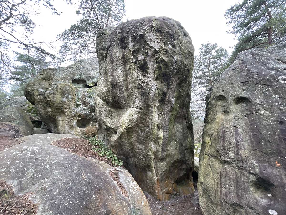 Photo du rocher avec les tracés