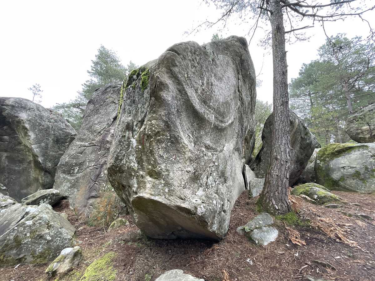 Photo du rocher avec les tracés