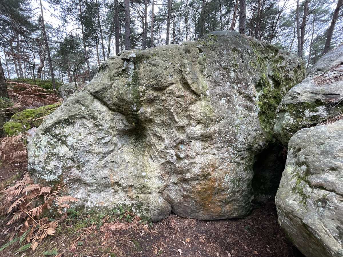 Photo du rocher avec les tracés