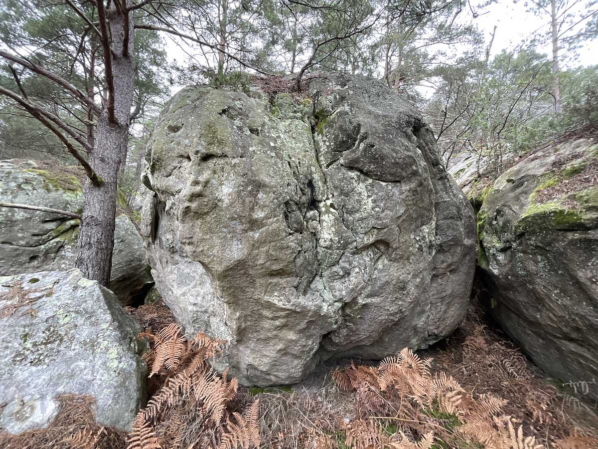 Photo du rocher avec les tracés