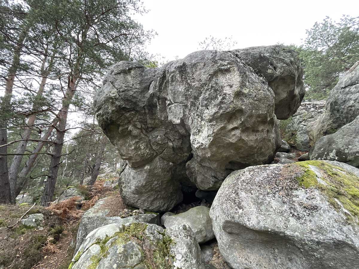 Photo du rocher avec les tracés