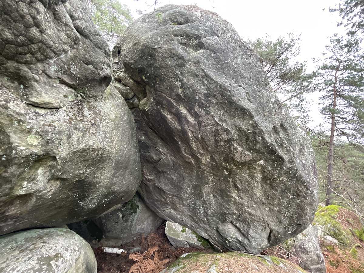 Photo du rocher avec les tracés