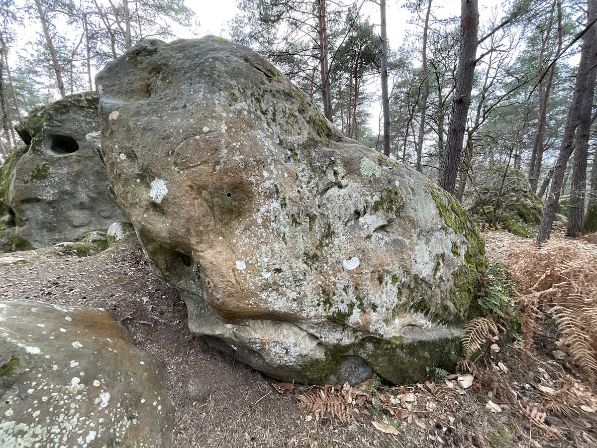 Photo du rocher avec les tracés