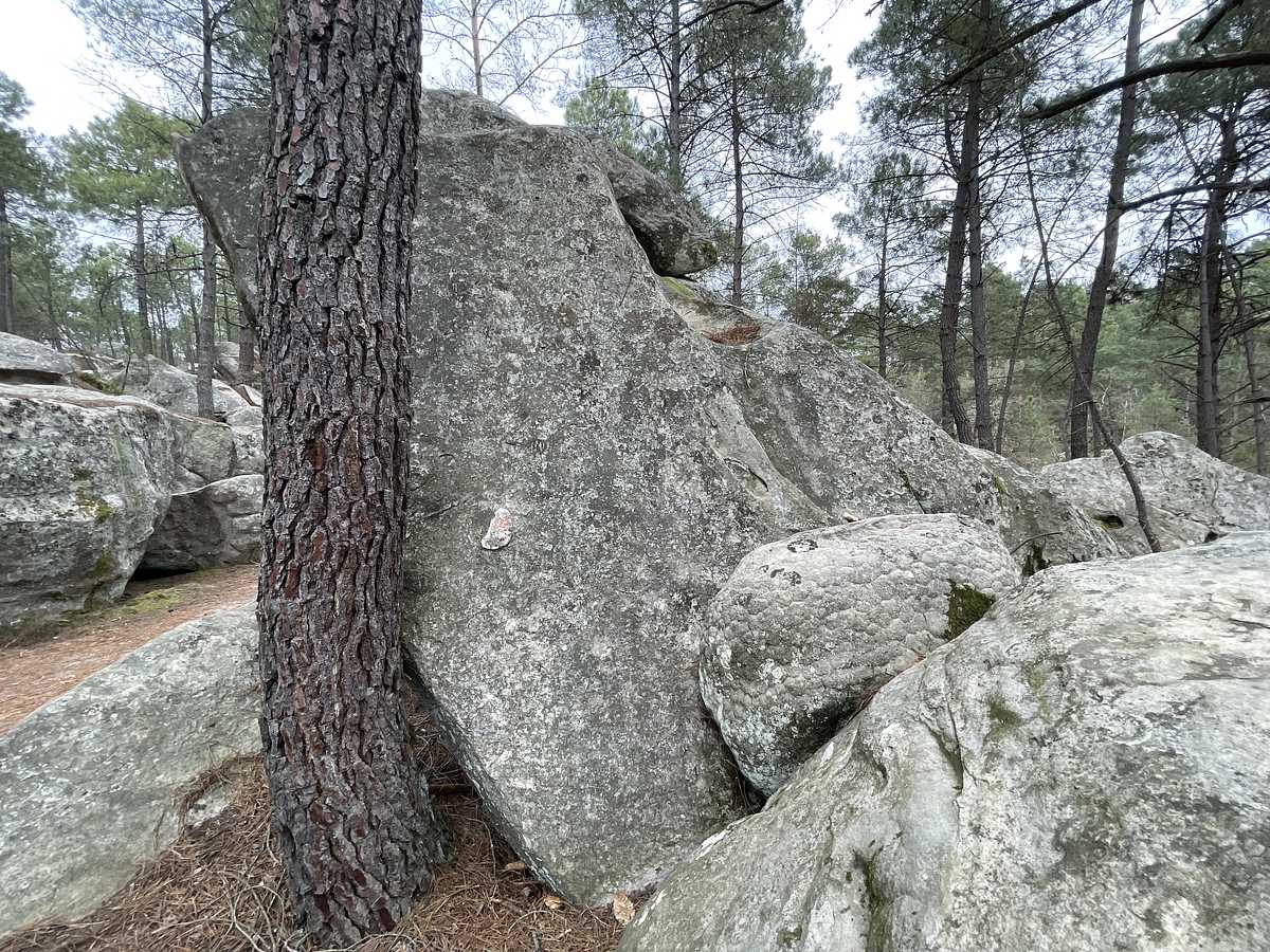 Photo du rocher avec les tracés