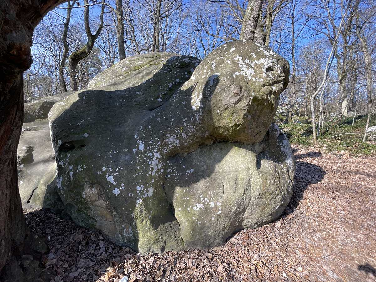 Photo du rocher avec les tracés