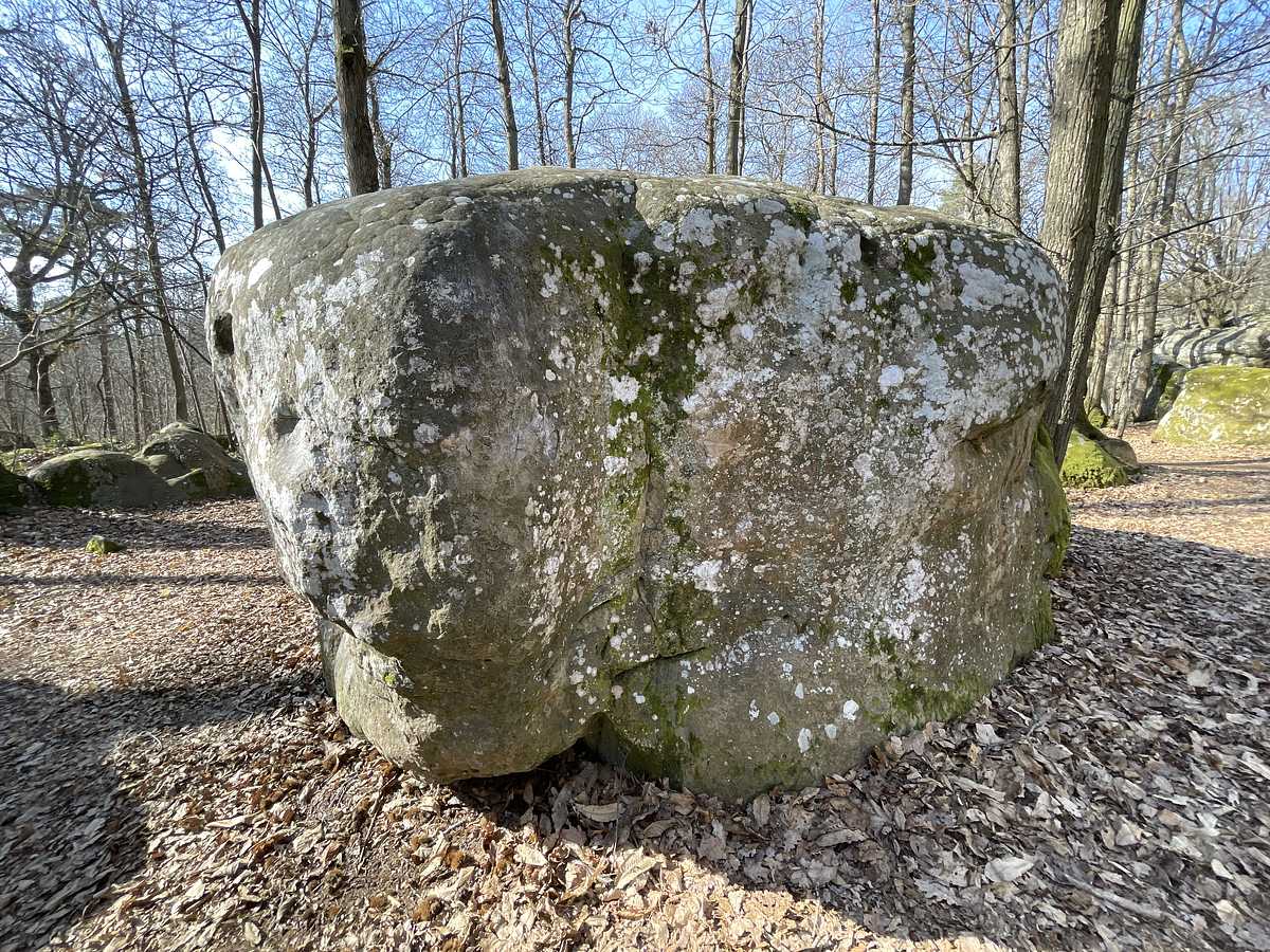 Photo du rocher avec les tracés