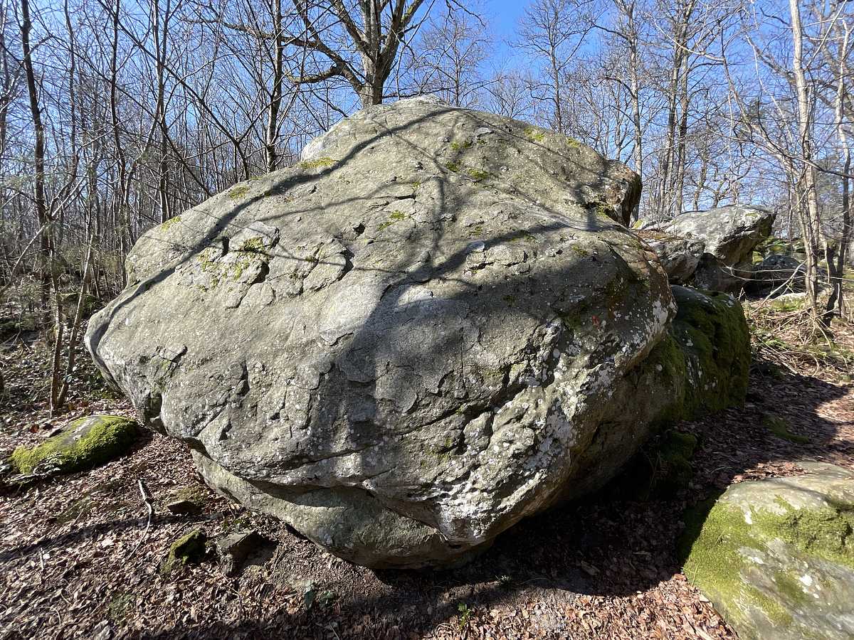 Photo du rocher avec les tracés