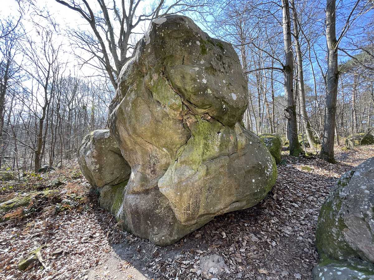 Photo du rocher avec les tracés