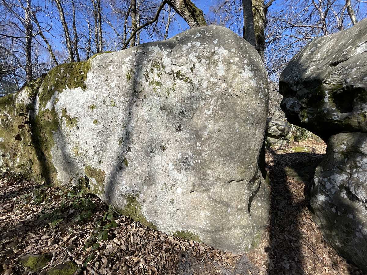 Photo du rocher avec les tracés