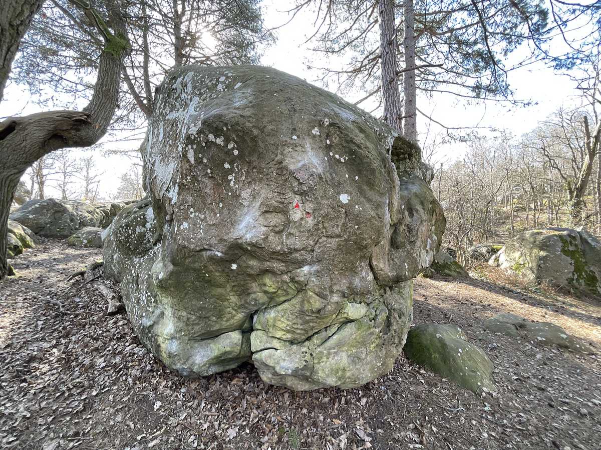 Photo du rocher avec les tracés
