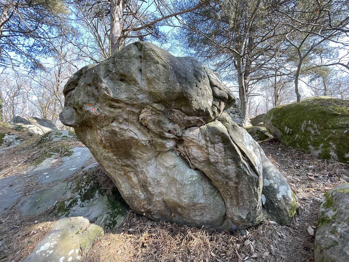 Photo du rocher avec les tracés