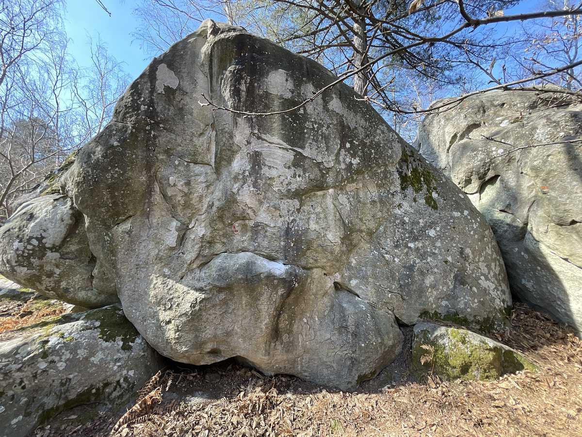 Photo du rocher avec les tracés