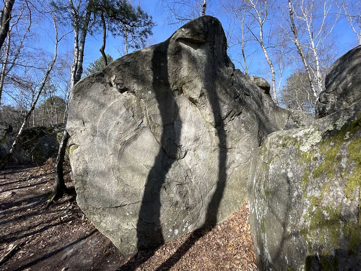 Photo du rocher avec les tracés