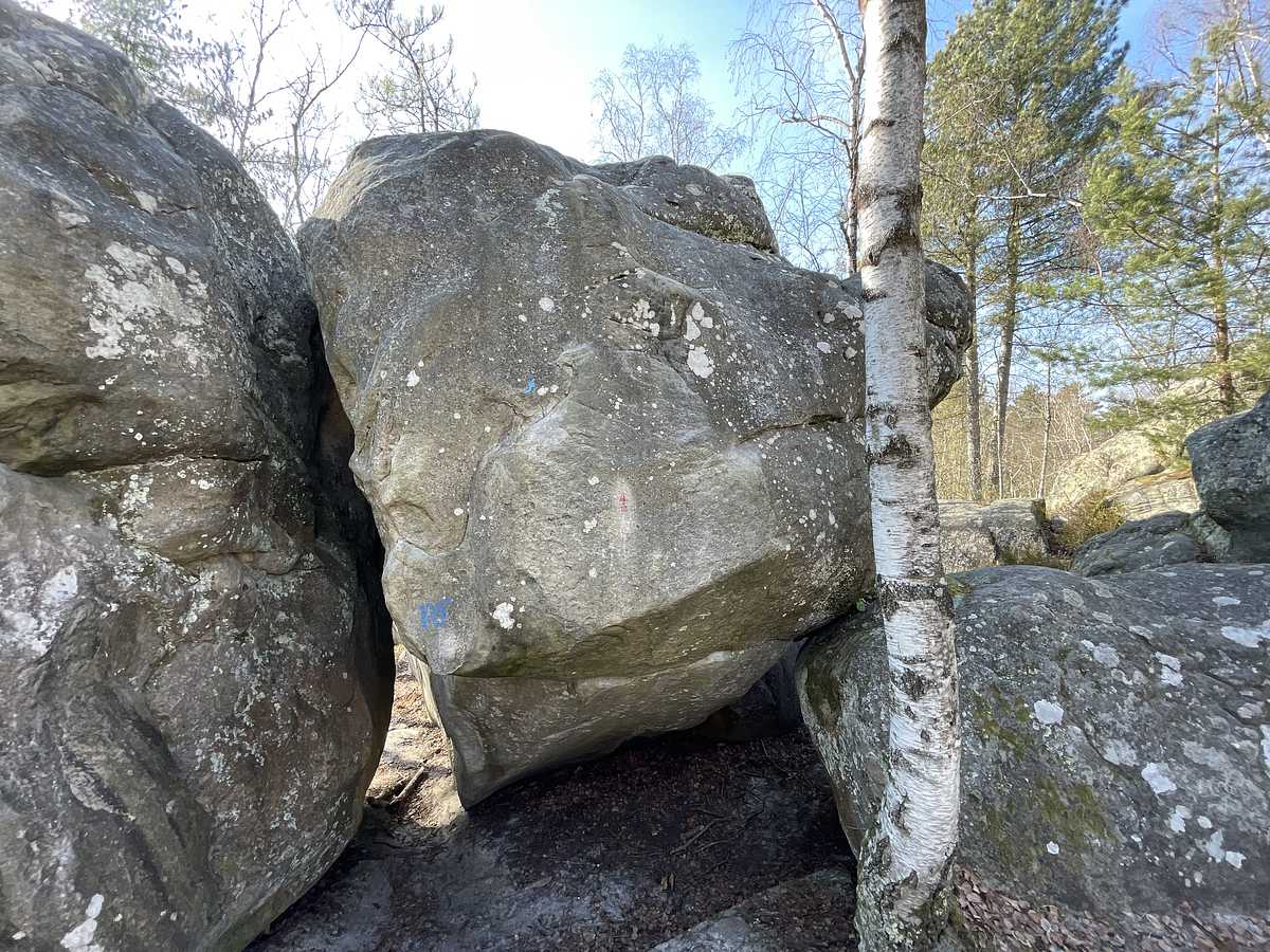 Photo du rocher avec les tracés