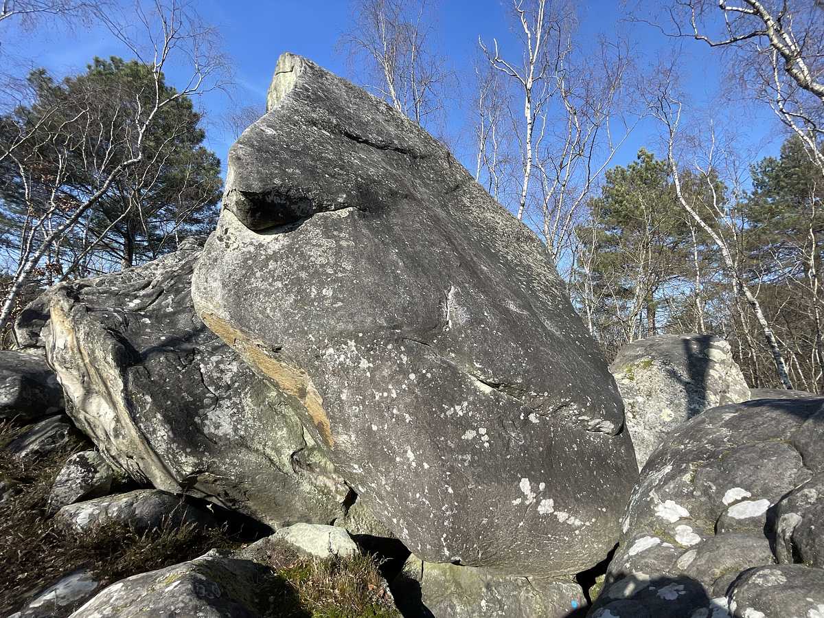 Photo du rocher avec les tracés