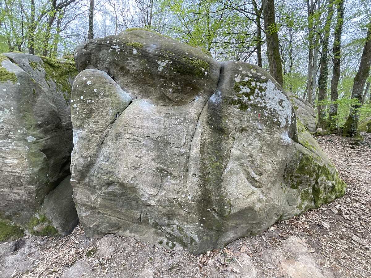Photo du rocher avec les tracés