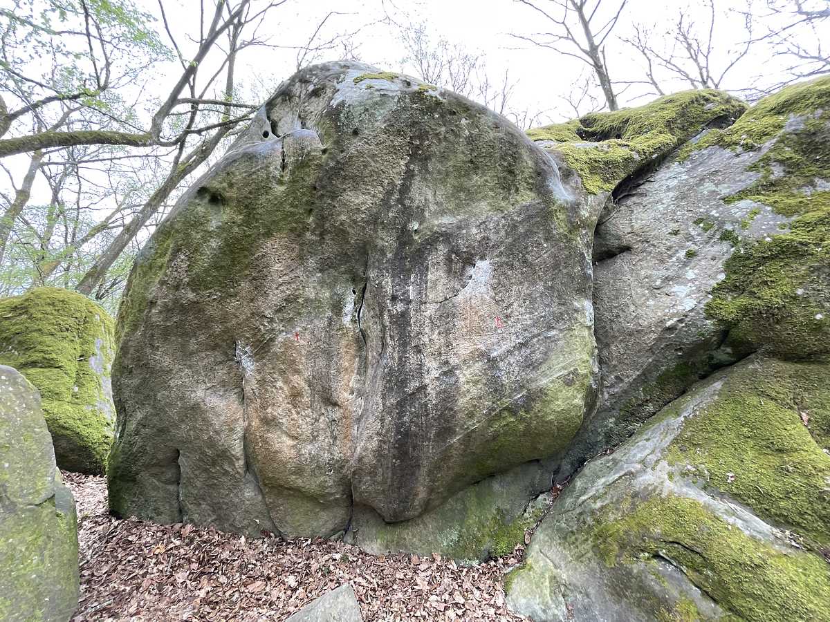 Photo du rocher avec les tracés