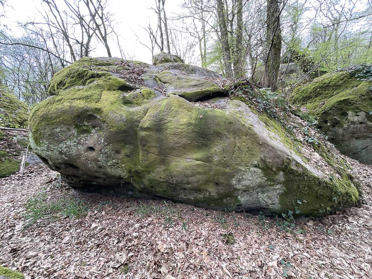 Photo du rocher avec les tracés