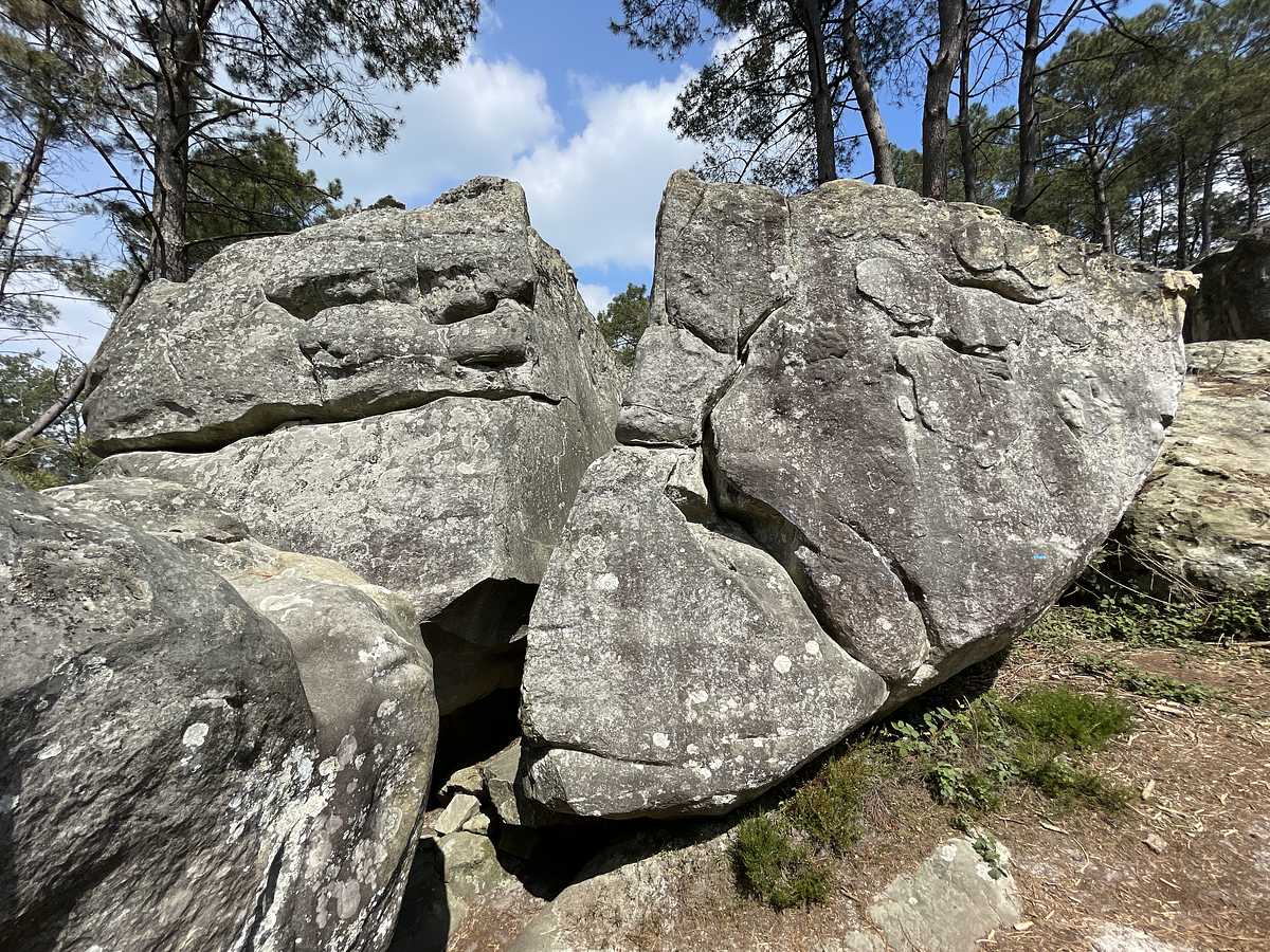 Photo du rocher avec les tracés