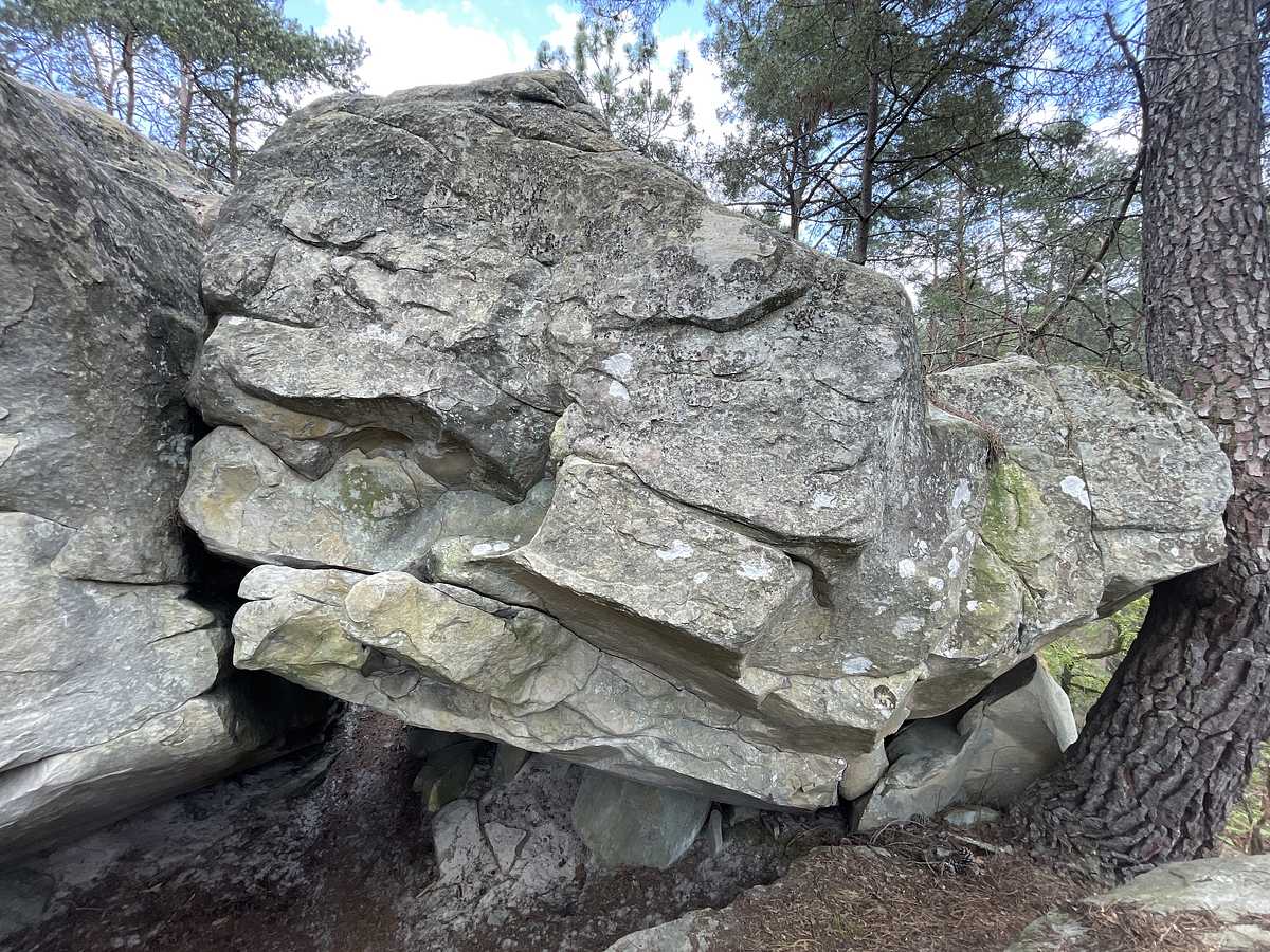 Photo du rocher avec les tracés