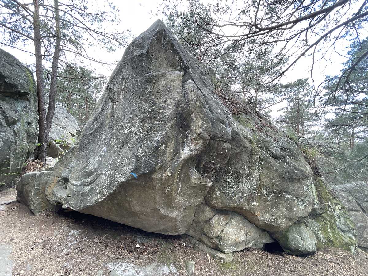 Photo du rocher avec les tracés