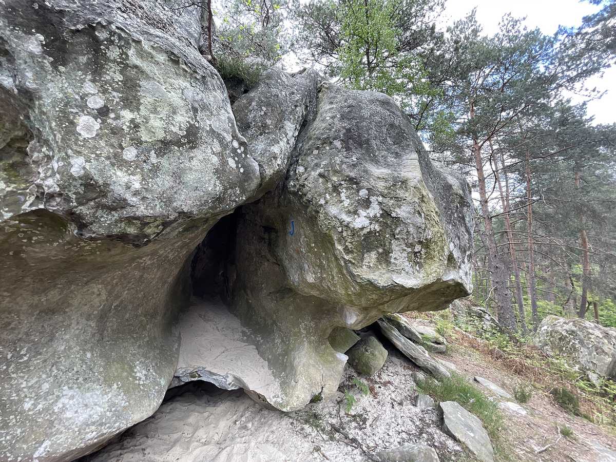 Photo du rocher avec les tracés